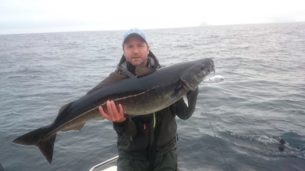 Christer med en 17kg+ tagen på ett jerkbete snabbt hemfiskat precis under ytan, hur coolt är inte det?