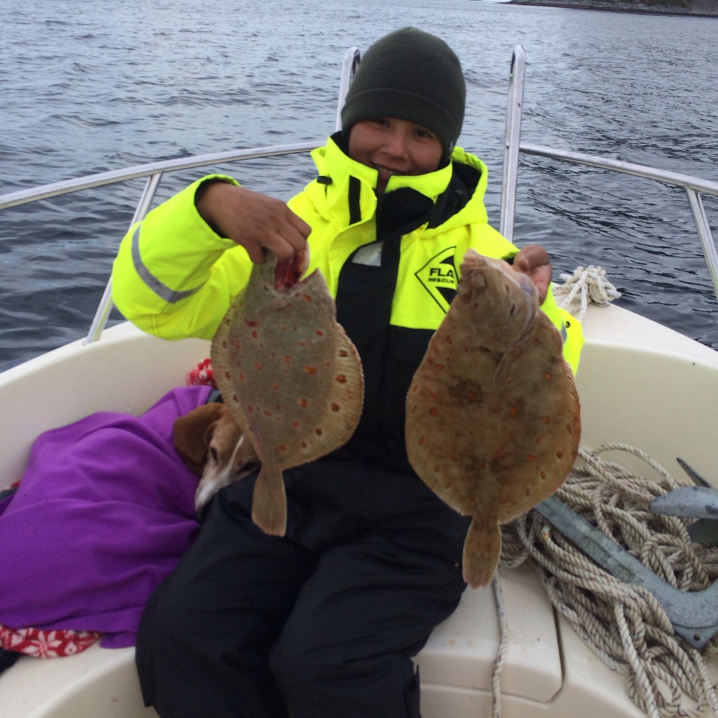 Nong och hunden Pettsson med två fina plattfiskar!