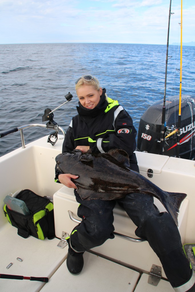 Sara Fingal med sin andra flundra för veckan, bra fiskat!