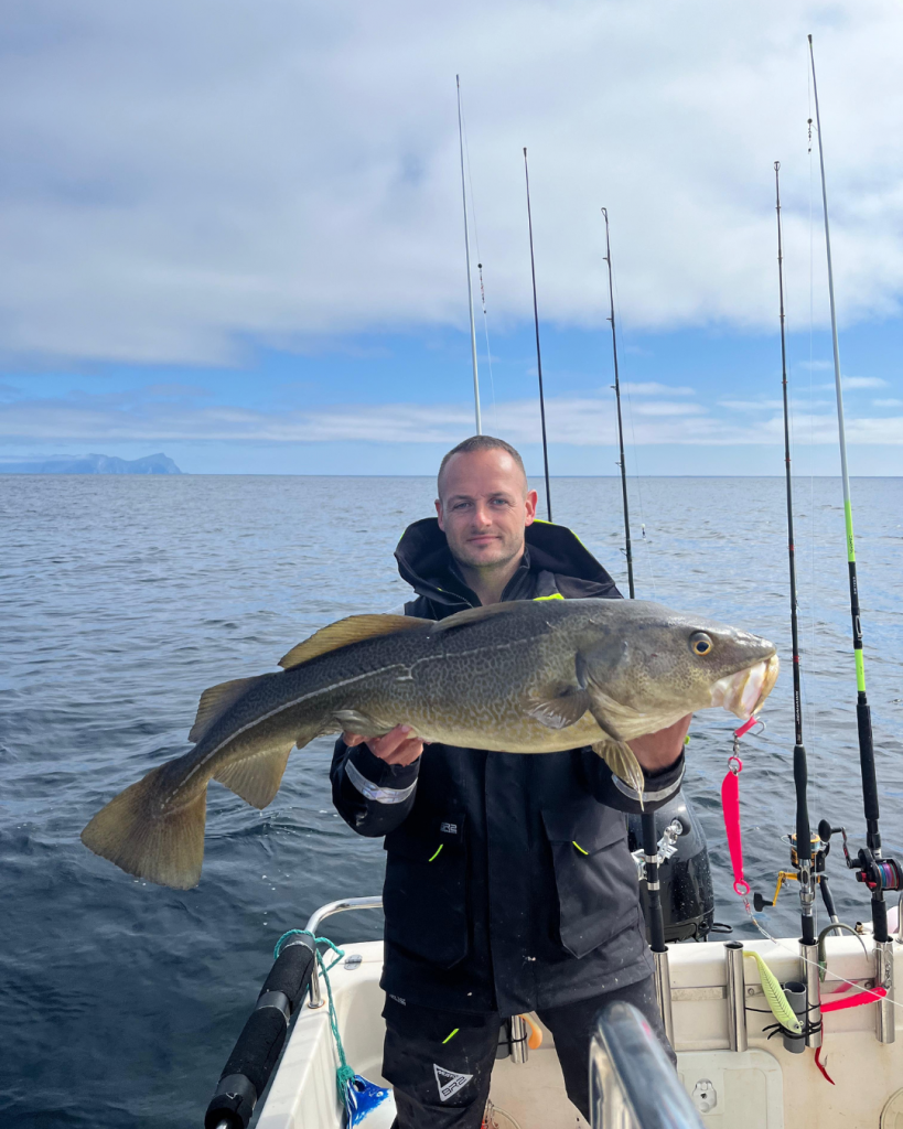 Lures and baits: Use soft lures such as the Dexter Shad Illex or jigs such as the traditional Norwegian Solvenkroken spoons, which are particularly effective in attracting cod to these waters.